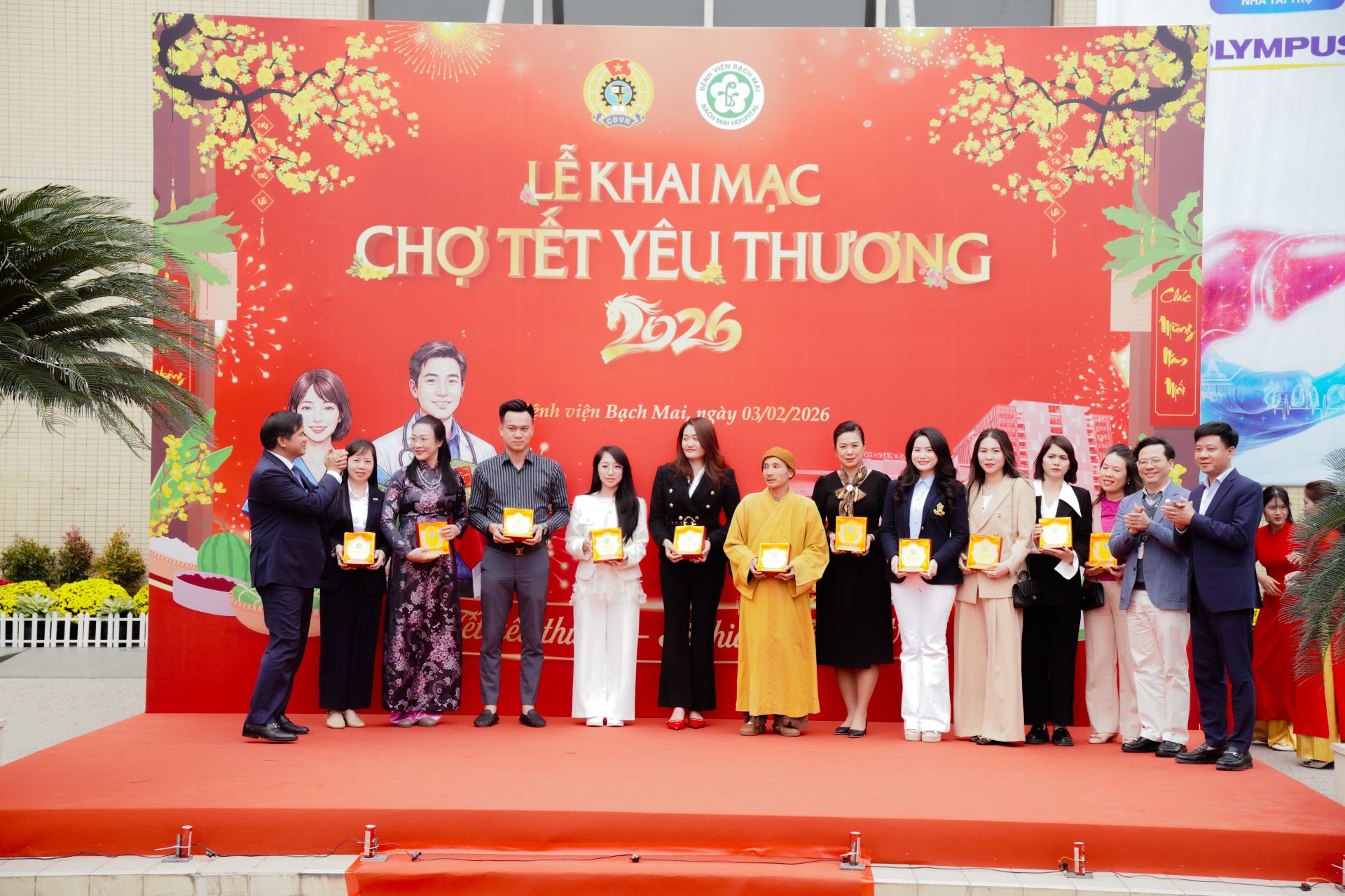 Minh Đức nhận kỷ niệm chương của ban lãnh đạo