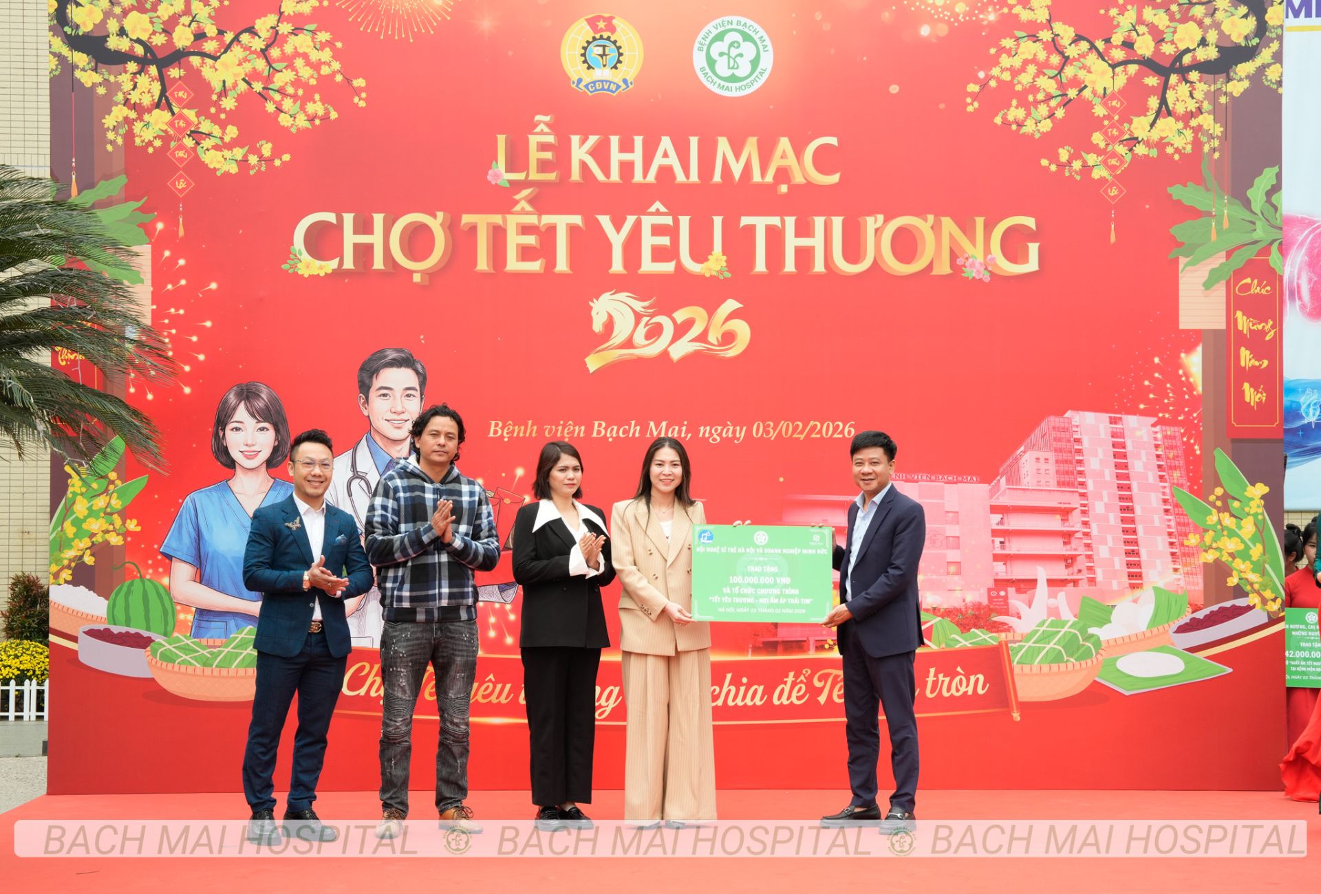 Minh Đức đóng góp phần quà giá trị cho bệnh viện