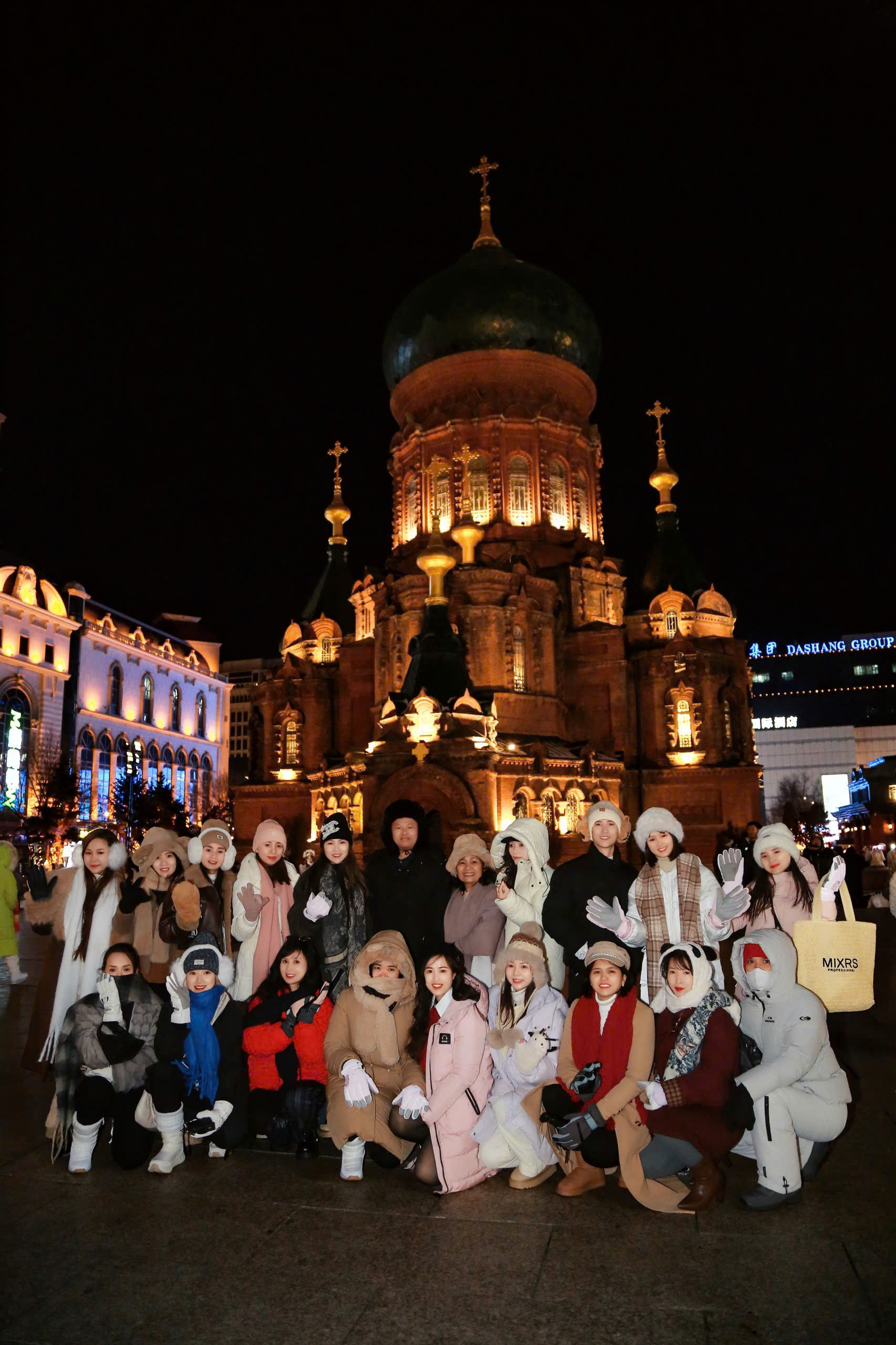 Mọi người cùng bên nhau chụp ảnh 