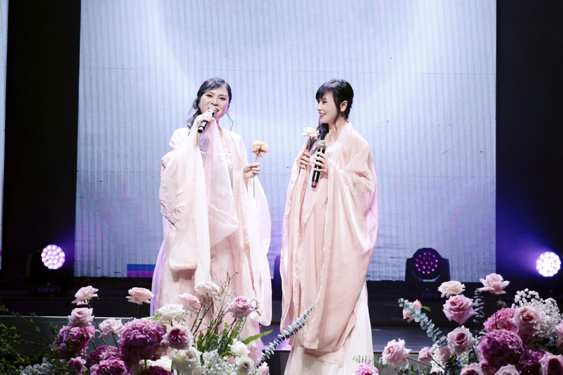 Tiết mục bùng nổ của Founder Huyền Nguyễn và Giám đốc Yến Hà