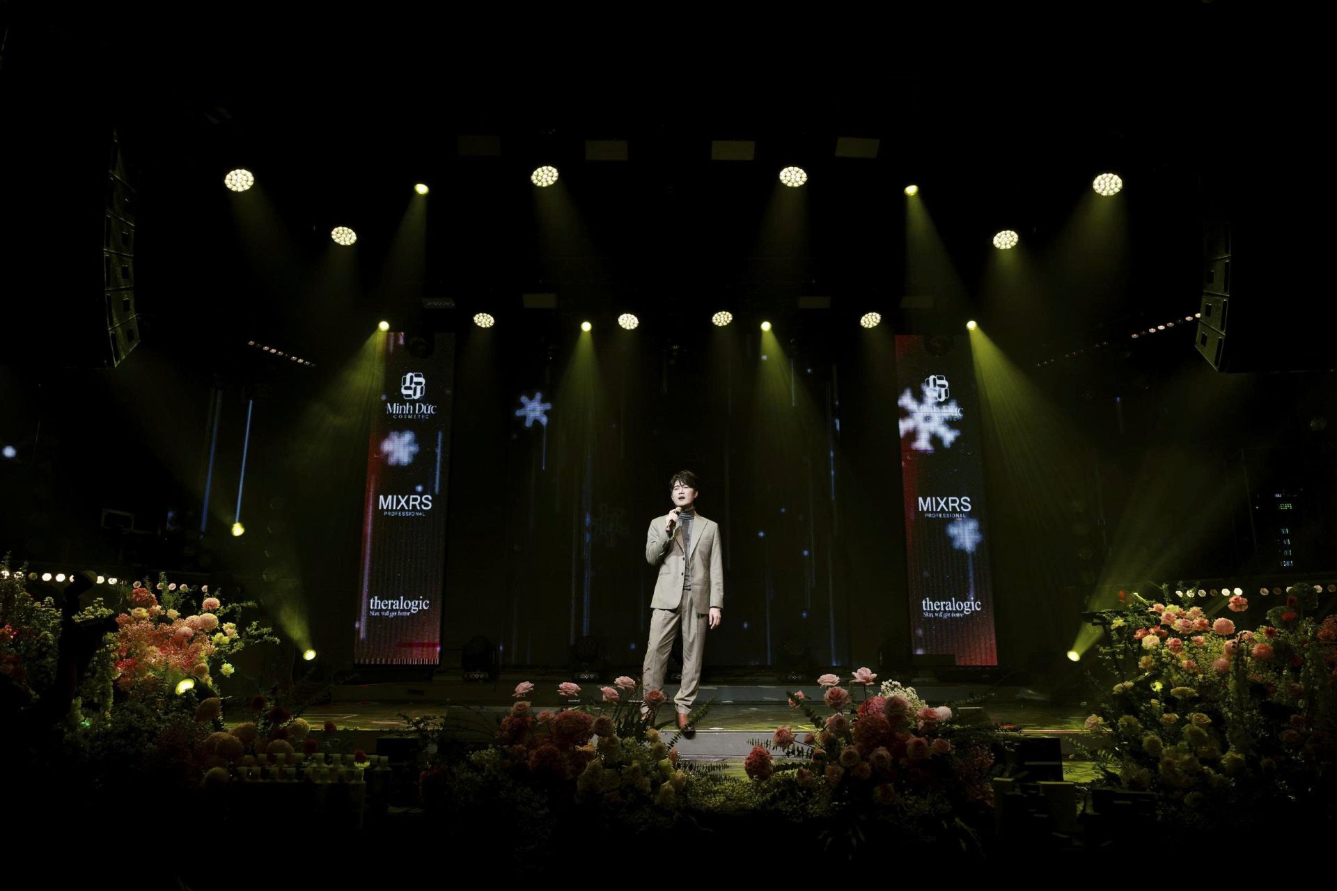 Diễn viên Khôi Trần mang theo lời ca đến mừng sự kiện 