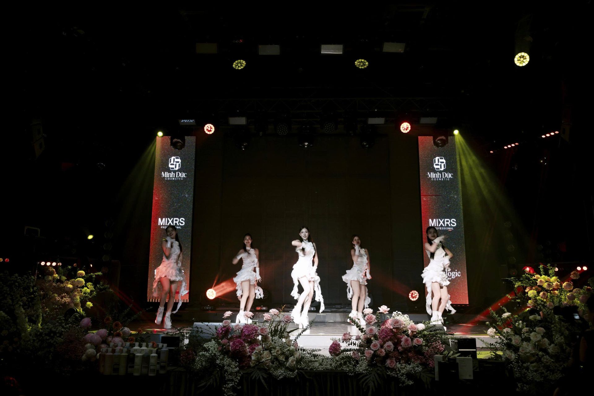 Nhóm nhảy nữ khuấy động không khí khai tiệc 