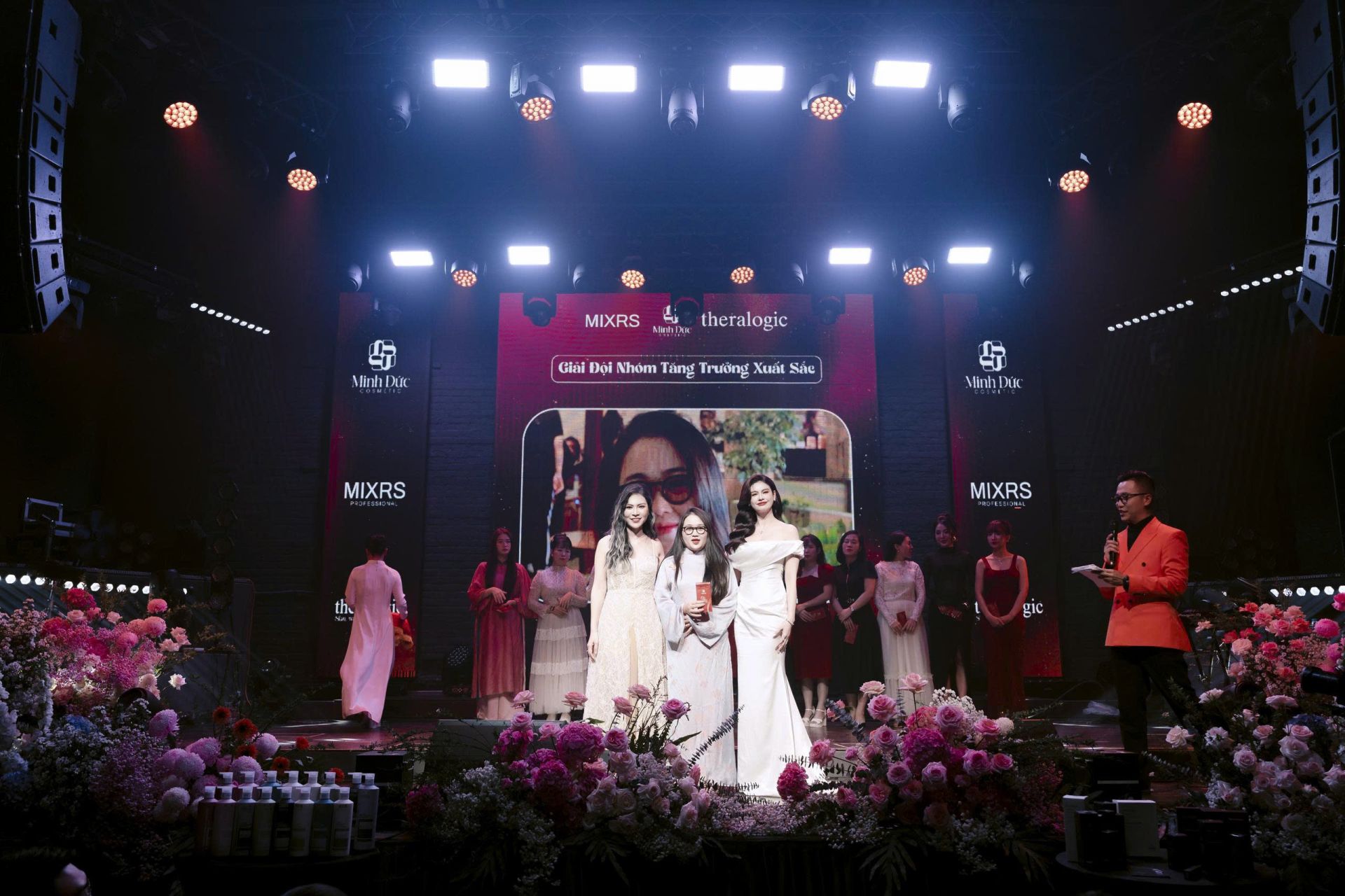 Vinh danh đội nhóm xuất săc